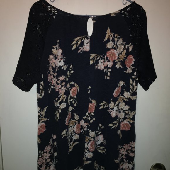 Navy flower top - Picture 2 of 5